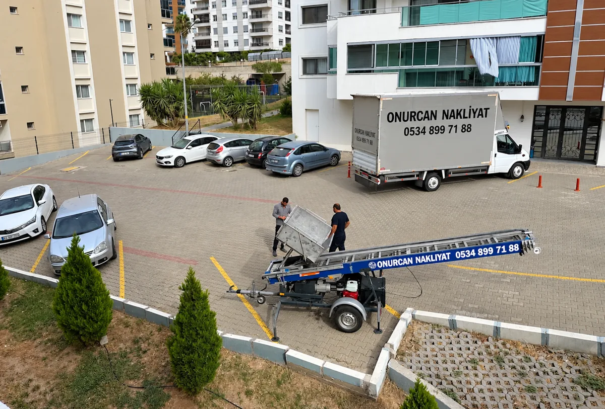 Onurcan Nakliyat aracı ve mobil eşya asansörünün bina önündeki hazırlığı